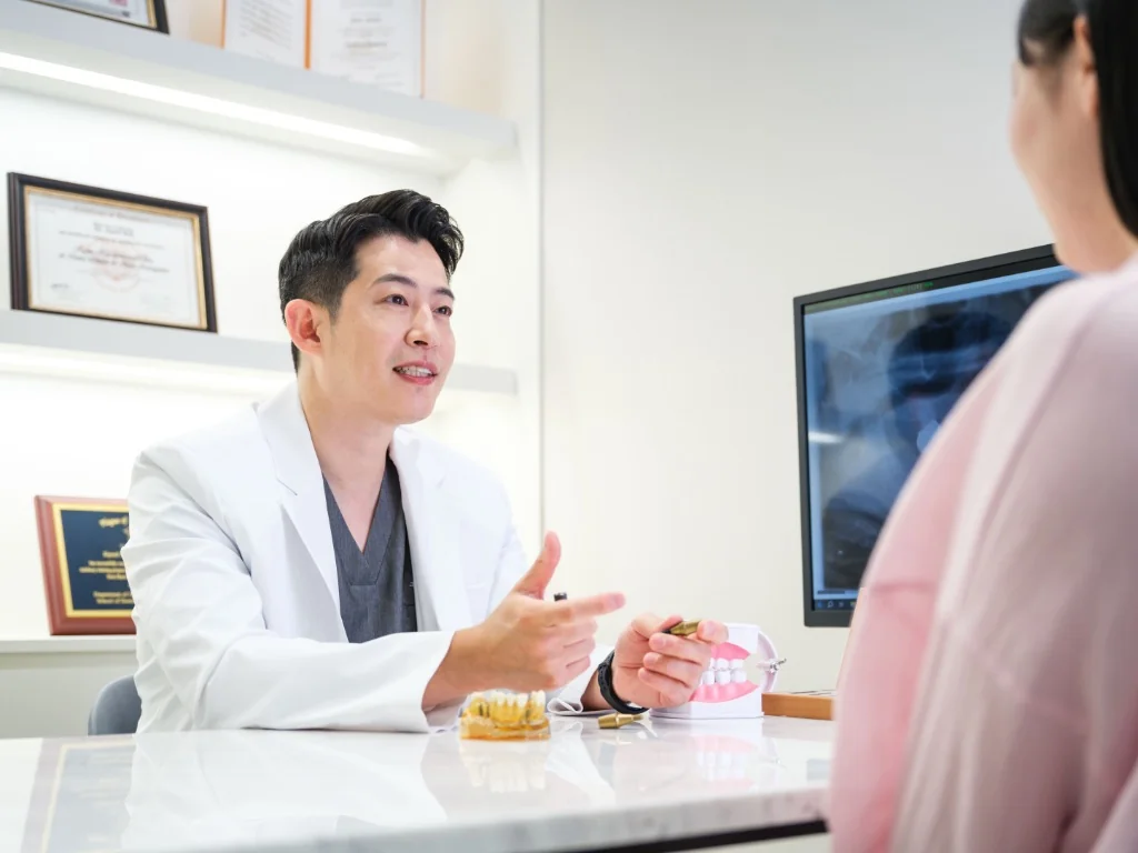 올케어치과 치료계획 상담실 — 원장이 3D 자료로 임플란트·보철을 직접 설명하는 1:1 상담